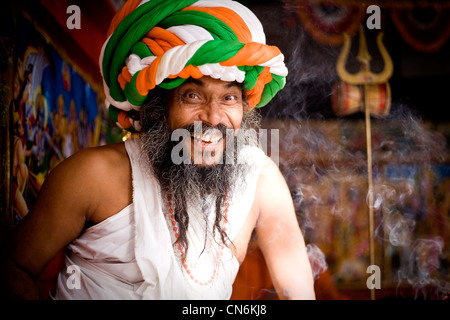 Sadhu vor Brahma Tempel mit enorm großen Turban aus 80 Meter langen Stück des Materials, während Pushkar Camel fair Stockfoto