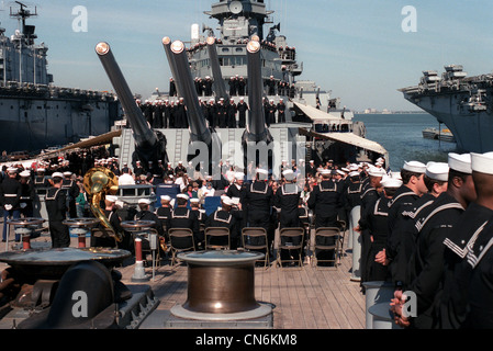 Die Familien der 47 Matrosen, die am 19. April 1989 an Bord des Schlachtschiffs USS IOWA (BB-61) getötet wurden, nehmen an einer Schiffszeremonie mit der Besatzung VON IOWA zum einjährigen Jahrestag der Explosion Teil. Während der Zeremonie wird eine Gedenktafel mit den Namen der verstorbenen Männer eingeweiht. Stockfoto