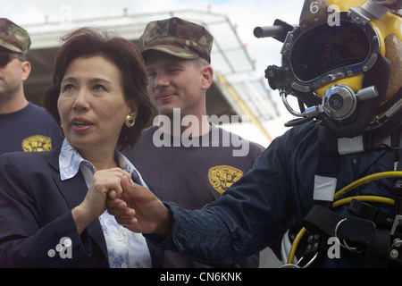 Ihre Exzellenz Makiko Tanaka, Außenminister, Japan, reicht sich mit dem US Navy (USN) Chief Boatswain’s Mate (BMC), Diver (DV) Robert Lastimosa, von Mobile Diving and Salvage Unit One (MDSU-1), nachdem er ihr eine Navy Divers Münze überreicht hat. Frau Tanaka kam, um ihre Unterstützung zu geben und erhielt ein Update über die USN-geführten Bemühungen während der Wiederauffüllungsoperationen für das japanische Fischereischiff Ehime Maru. Stockfoto