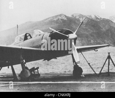 Ein Mitsubishi A6M Kansen AI-156 Zero Fighter an Bord des Flugzeugträgers Akagi der Kaiserlichen Japanischen Marine in Hitokappu Bay, Kuriles im November 1941 vor dem Abflug zum Angriff auf Pearl Harbor. Die Nummer 56 an der Laufwagenverkleidung und der unteren Motorverkleidung beachten. Das Gitter der schwarzen Punkte auf dem Deck sind, binden Sie Punkte für die Sicherung des Flugzeugs. Stockfoto