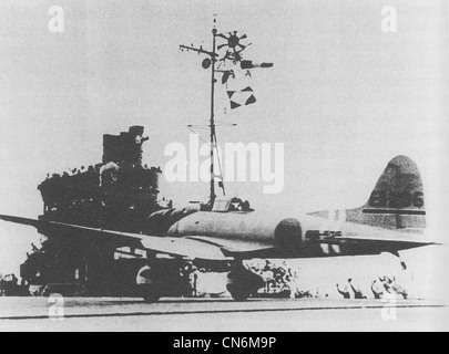 Ein Aichi D3A1 Typ 99 Trägerbomber (Tauchbomber) Kanbaku trägt eine Bombe hebt vom Imperial Japanese Navy Flugzeugträger Zuikaku am 8. Mai 1942 auf, um United States Navy Flugzeugträger Truppen während der Schlacht am Korallenmeer anzugreifen. Der Tail Code dieses Flugzeugs ist EII-206 und der Streifen unter dem Tail Code zeigt an, dass es sich um ein Kommandotransporter handelt, möglicherweise des Anführer der Tauchbombergruppe des Flugzeugs, Tamotsu Ema. Stockfoto