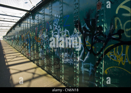 Steg mit Graffiti am Bahnhof Sheffield Stockfoto