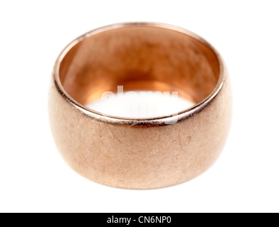 alte goldene Ehering, isolieren auf weiß Stockfoto
