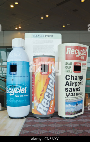 Leicht erkennbare recycling-Behälter in Singapore Airport Stockfoto