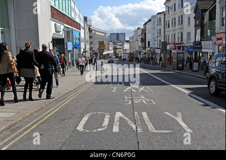 North Street in Brighton Busse, Taxis und Fahrräder sind nur ohne Verkehr in Großbritannien zu beschildern Stockfoto