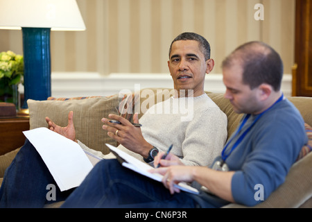 Präsident Barack Obama arbeitet in seiner Rede zum American Israel Public Affairs Committee (AIPAC) mit Ben Rhodes, stellvertretender nationaler Sicherheitsberater für strategische Kommunikation im Oval Office 3. März 2012 in Washington, DC. Stockfoto