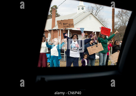 Menschen Strecke der Autokolonne wie Präsident Barack Obama seinen Weg auf den Mount Holly Truck Manufacturing Plant 7. März 2012 in Charlotte, North Carolina macht Stockfoto