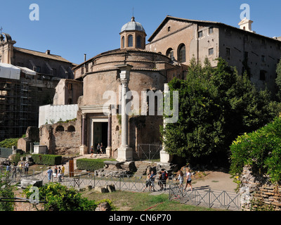 Tempel des Romulus und Santi Cosma e Damiano im römischen Forum Romanum. Italien. Stockfoto