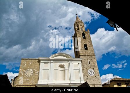 Europa Italien Abruzzen Teramo Provinz Campli Ansicht mit der Bell Tower von Santa Maria in Platea Stockfoto