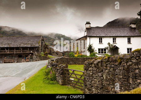 UK, Cumbria, Coniston, nähert sich Yew Tree Farm von Old Man of Coniston Regenwolke Stockfoto