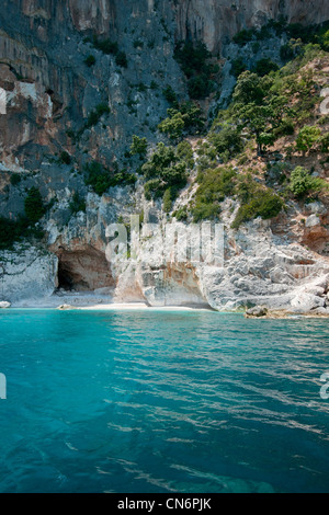 Sardinien ist. Italien. Schroffe Kalksteinfelsen & unberührten Gewässern des Golfo di Orosei. Stockfoto