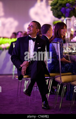 Präsident Barack Obama hört, wie Premierminister David Cameron des Vereinigten Königreichs einen Toast während der State Dinner auf dem South Lawn des weißen Hauses 14. März 2012 in Washington, DC bietet. Samantha Cameron sitzt auf der rechten Seite. Stockfoto