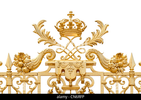 Golden verzierten Tor des Chateau de Versailles isoliert auf weißem Hintergrund. Paris, Frankreich, Europa. Stockfoto