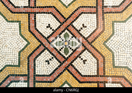 Mosaik-Blumenmuster auf Boden der Kirche Stockfoto