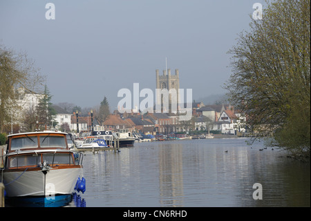 Henley-Kirche von der Themse aus gesehen Stockfoto