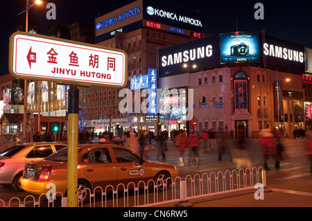 Folkloremusik-Zeit in der beleuchteten Einkaufsstraße Wangfujing, Peking, China Stockfoto