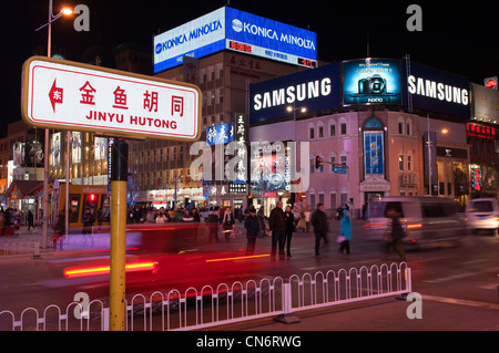 Abends in der beleuchteten Einkaufsstraße Wangfujing, Peking, China Stockfoto