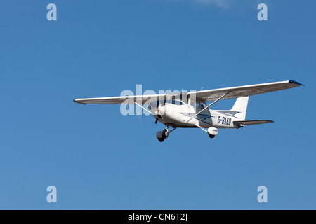 Reims Cessna F172M Skyhawk G-BAEO im Endanflug auf Sandtoft Flugplatz landen Stockfoto