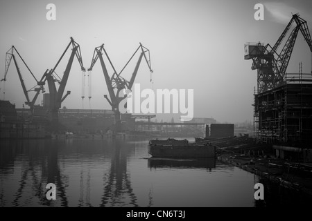 Krane auf historische Werft in Danzig, Polen Stockfoto