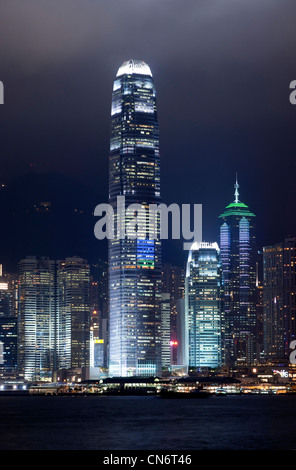 Blick von Kowloon auf den Abend Lasershow auf die Wolkenkratzer auf Hong Kong Island, Hongkong Stockfoto