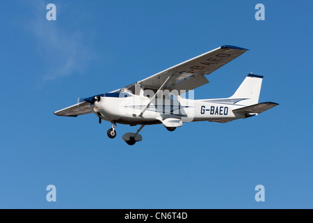 Reims Cessna F172M Skyhawk G-BAEO im Endanflug auf Sandtoft Flugplatz landen Stockfoto