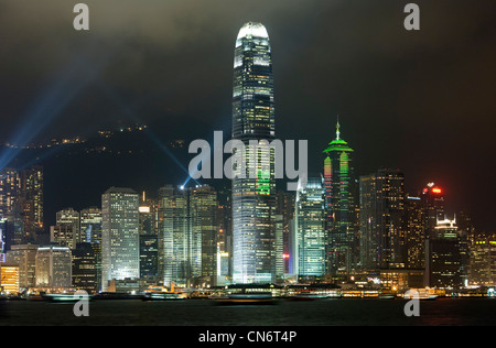 Blick von Kowloon auf den Abend Lasershow auf die Wolkenkratzer auf Hong Kong Island, Hongkong Stockfoto