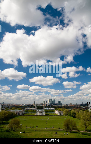 Blick auf das National Maritime Museum, Haus der Königin, das Royal Naval College und über die Themse, Docklands. Stockfoto