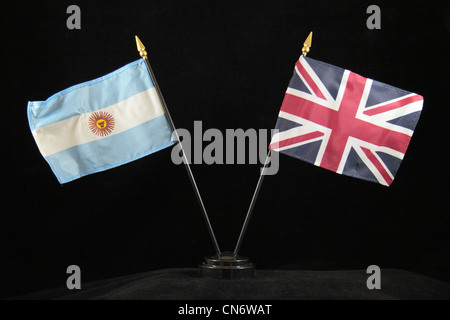 Die nationalen Flaggen des Vereinigten Königreichs Großbritannien und Nordirland und Argentinien auf einem schwarzen Hintergrund. Stockfoto