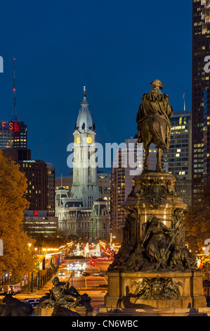 Das Washington Monument an Eakins Oval sieht zum Rathaus, Philadelphia, Pennsylvania, USA Stockfoto