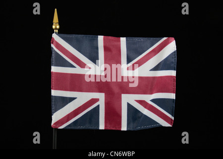 Die Nationalflagge des Vereinigten Königreichs Großbritannien und Nordirland auf einem schwarzen Hintergrund. Stockfoto