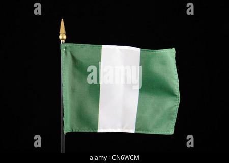 Die Nationalflagge von Nigeria auf einem schwarzen Hintergrund. Stockfoto