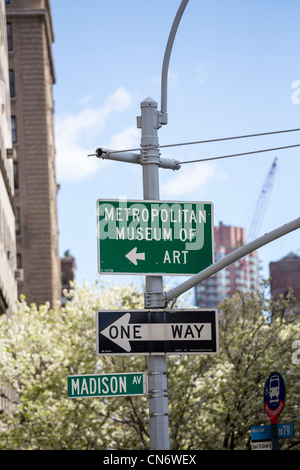 Straßenschilder, Metropolitan Museum of Art, Madison Avenue, Manhattan, New York City, USA Stockfoto