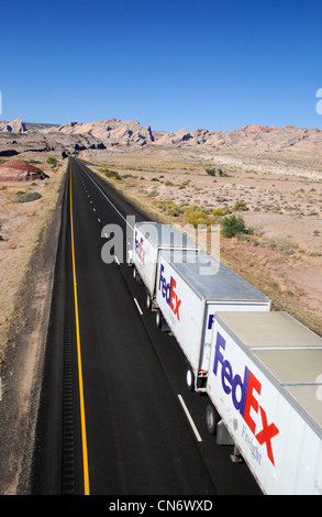 FedEx LKW auf der Interstate 70 in der San Rafael Wüste Utahs. Stockfoto