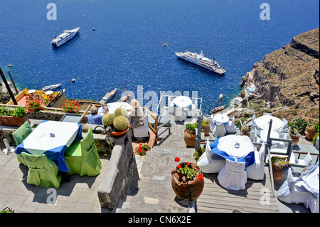 Europa Griechenland Kykladen Inseln Santorini Dorf von Fira die Terrassen mit Blick auf die caldera Stockfoto