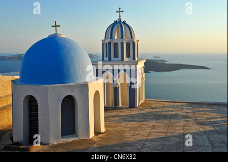 Griechenland Kykladen Inseln Santorini Fira Kuppeln der Kirche Stockfoto