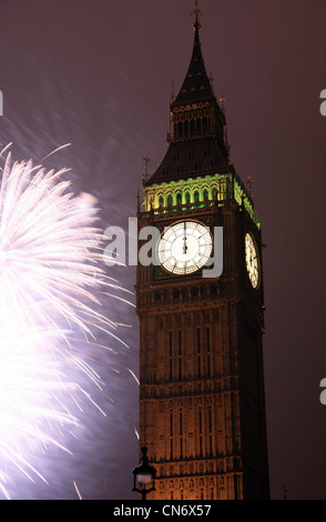 2011, Feuerwerk über Big Ben um Mitternacht Stockfoto