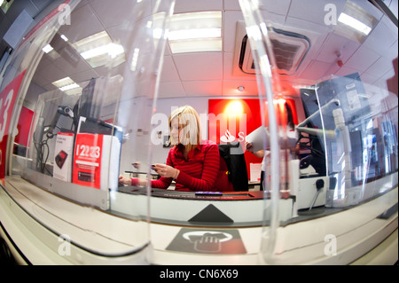 Eine Frau Teller bei einer Filiale der Santander Grossbank, UK Stockfoto