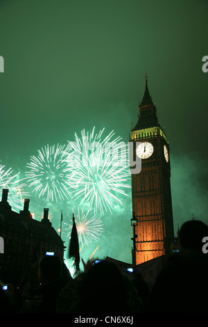 2011, Feuerwerk über Big Ben um Mitternacht Stockfoto