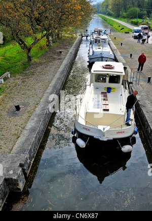 Touristischen Lastkähne in La Noue Sperre auf dem Vermenton Zweig der Canal du Nivernais, Burgund, Frankreich. Stockfoto