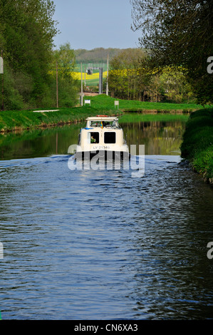 Kanal-Kahn am Fluss Yonne, Frankreich Canal du Nivernais. Stockfoto