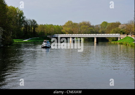 Kanal-Kahn am Fluss Yonne, Frankreich Canal du Nivernais. Stockfoto