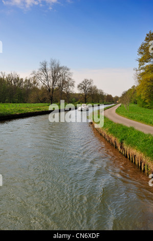 Kanal-Kahn am Fluss Yonne, Frankreich Canal du Nivernais. Platz für Text in den Himmel Stockfoto