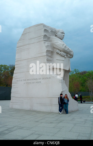 Paar steht unter Skulptur von Martin Luther King am MLK Memorial in Washington, D.C. Stockfoto
