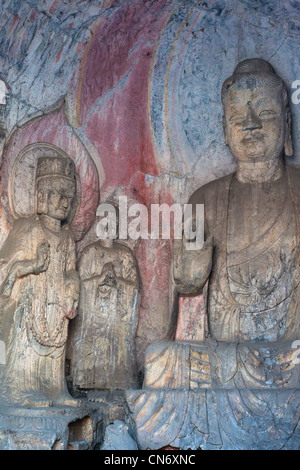 Stein-Skulpturen des Buddha und seine Jünger auf die mittlere Binyang-Höhle in den Longmen-Grotten-Standort in China Stockfoto