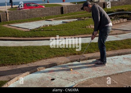 Man spielt Minigolf im Urlaub am Strand von Swanpool Falmouth Cornwall UK Stockfoto