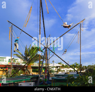 Lanzarote, Kanarische Inseln - Bungee Bouncer für Kinder, Costa Teguise Hauptplatz. Dieses Bild wurde aus zwei Aufnahmen zusammengestellt. Stockfoto