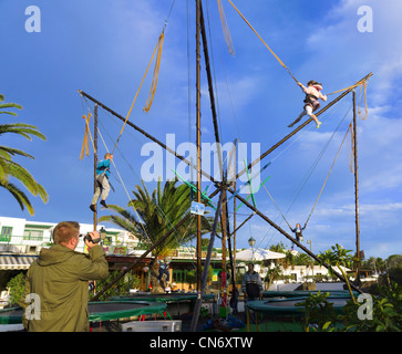Lanzarote, Kanarische Inseln - Bungee Bouncer für Kinder, Costa Teguise Hauptplatz. Stockfoto