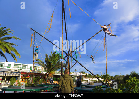 Lanzarote, Kanarische Inseln - Bungee Bouncer für Kinder, Costa Teguise Hauptplatz. Stockfoto