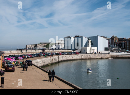 Blick auf die Margate Turner Contemporary Art Gallery, von der Hafenmauer. Stockfoto