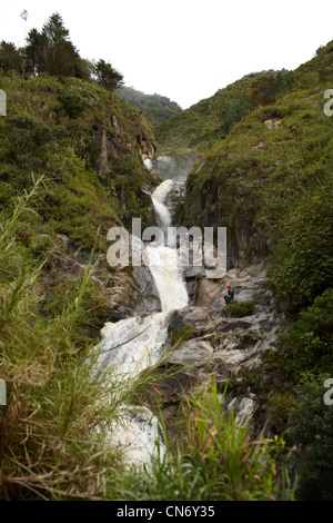 Kletterer, die Überquerung ein Gebirgsfluss in den Dschungel-Wasserfall Stockfoto